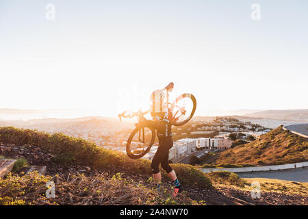 Ciclista mountain bike sulla sommità di twin peaks Foto Stock