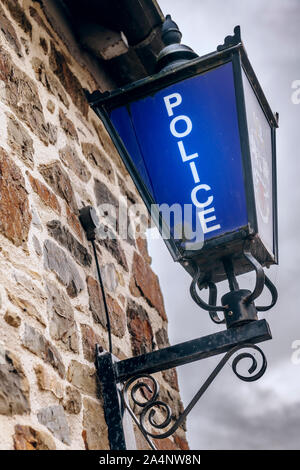 Un originale lampada di polizia sulla parete di South Moulton stazione di polizia. Foto Stock