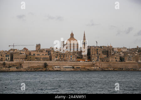 Una vista generale di La Valletta da Sliema sull isola di Malta Foto Stock