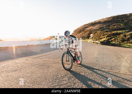 Ciclista mountain bike sulla sommità di twin peaks Foto Stock
