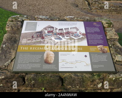 Il pannello delle informazioni presso la storica sede della Scozia in Bearsden dove le strutture di pietra di un romano Bath-House rimangono nel parco di appartamenti. Foto Stock