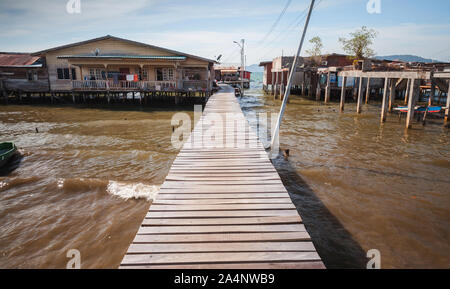 Quartiere povero di Kota Kinabalu, Sabah, Malaysia. Vecchie case in legno e passerelle su palafitte Foto Stock