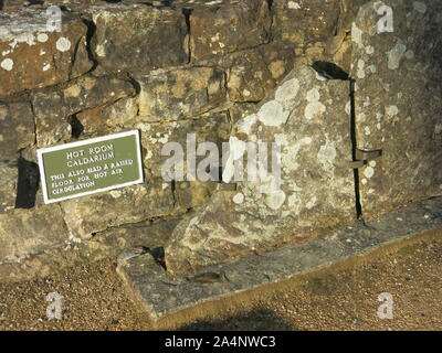 Placca di informazioni circa il calidarium, parte dell'rimane esposta all'Bath-House in Bearsden, sul romano la frontiera a nord della Scozia. Foto Stock