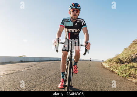 Ciclista mountain bike sulla sommità di twin peaks Foto Stock
