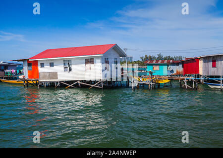 Piccole casette di legno case traballanti e passerelle su palafitte. Quartiere povero di Kota Kinabalu, Malaysia Foto Stock