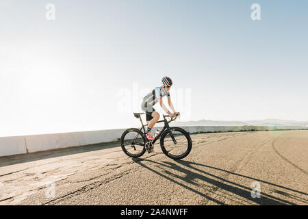 Ciclista mountain bike sulla sommità di twin peaks Foto Stock