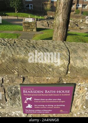 Pannello informazioni in inglese e in latino con i regolamenti per i soldati romani al Bath-House a Bearsden, ora un Historic Scotland patrimonio dell'umanità. Foto Stock