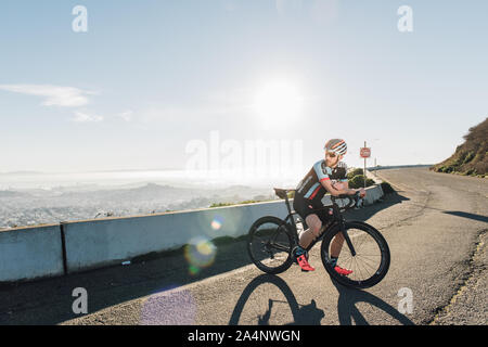 Ciclista mountain bike sulla sommità di twin peaks Foto Stock