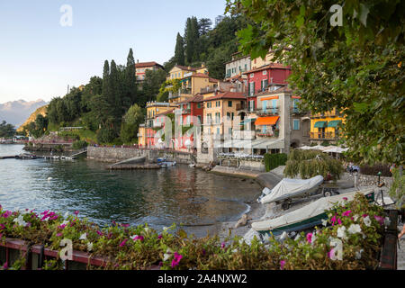 Colorato villaggio italiano, Varenna, lungo una insenatura del lago centrale regione del Lago di Como. Foto Stock