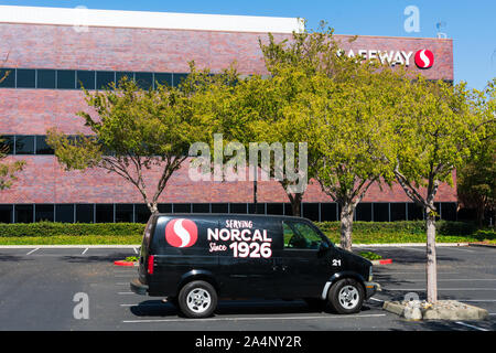 Safeway catena di supermercati la sede aziendale e il veicolo con Safeway logo e slogan "servente nella California del Nord dal 1926' sul lato Foto Stock