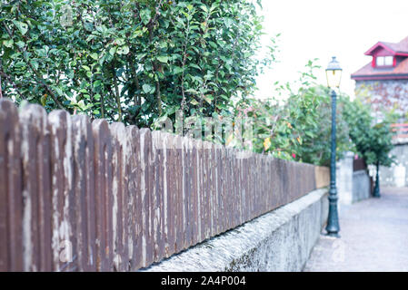 Staccionata in legno e stradine ciottolose, Annecy, Francia Foto Stock