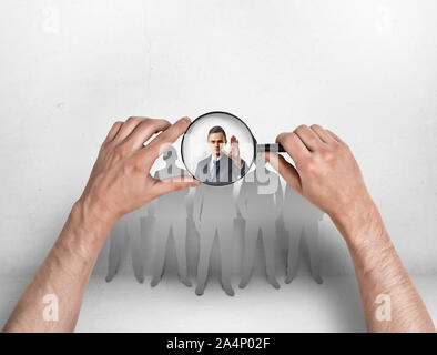 Vista ravvicinata delle mani dell'uomo lente di ingrandimento di focalizzazione su imprenditore con la mano alzata Foto Stock