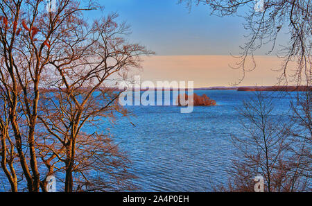 Piccola isola con alberi in lontananza sul Lago di Schwerin. Foto Stock