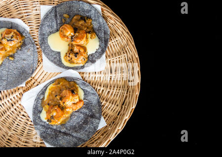 Tacos Gobernador (governatori tacos), gamberetti tacos cotto con spezie e formaggio, servita su blu tortilla di mais con avocado. Foto Stock