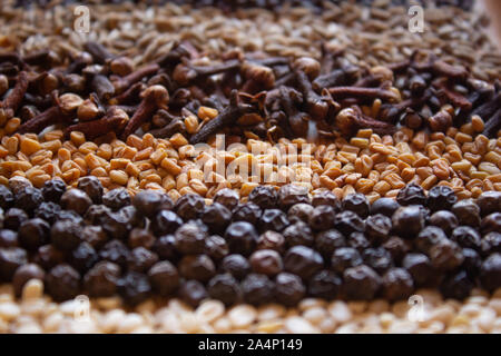 Ingredienti comuni utilizzati in cucina indiana. Spezie e semi sfondo Foto Stock