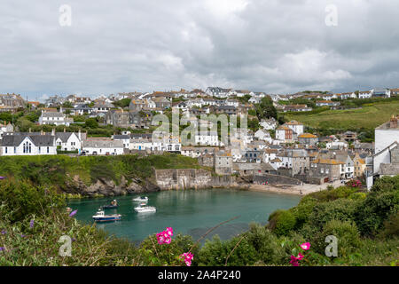 Vista della Cornovaglia idilliaco villaggio di pescatori di Port Isaac Foto Stock