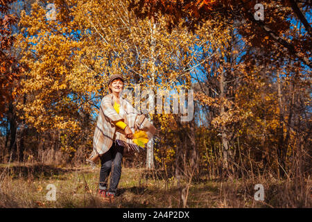 Rientrano le attività. La donna in esecuzione in autunno park. Senior donna avendo divertimento all'aperto Foto Stock