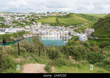 Vista della Cornovaglia idilliaco villaggio di pescatori di Port Isaac Foto Stock