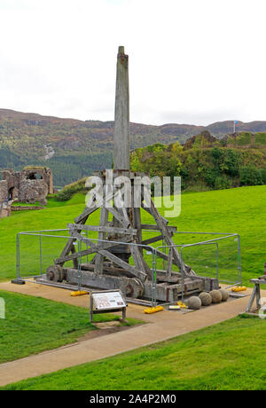 Una replica Trebuchet nel parco del castello Urquhart Da Loch Ness, Scotland, Regno Unito, Europa. Foto Stock