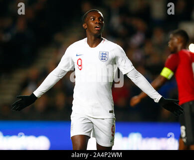 Milton Keynes, Regno Unito. 15 ottobre, 2019. MILTON KEYNES, Inghilterra. 15 ottobre: Eddie Nketiah di Inghilterra U21s celebra il suo obiettivo durante la UEFA Under 21 Qualificazioni al campionato tra Inghilterra sotto 21 e l'Austria sotto 21 Stadium MK a Milton Keynes, Inghilterra il 15 ottobre 2019 Credit: Azione Foto Sport/Alamy Live News Foto Stock