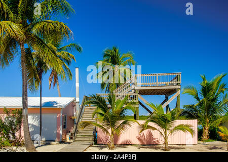 Little Cayman, Isole Cayman, Nov 2018, osservatorio ponte tra Booby Pond e Guy banche road Foto Stock