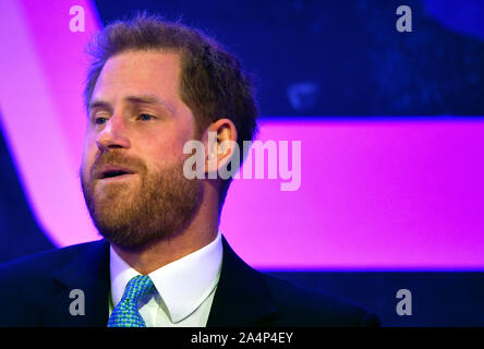 Il Duca di Sussex reagisce come egli offre un discorso durante l annuale WellChild premi al Royal Lancaster Hotel di Londra. Foto Stock