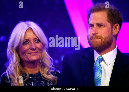 Il Duca di Sussex reagisce accanto al presentatore televisivo Gaby Roslin come egli offre un discorso durante l annuale WellChild premi al Royal Lancaster Hotel di Londra. Foto Stock