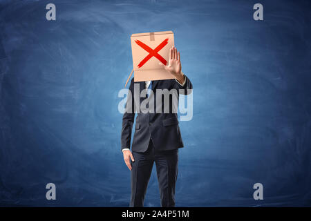Imprenditore si usura in scatola di cartone con disegnato rosso segno a forma di croce Foto Stock