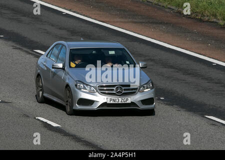 2013 Mercedes-Benz E250 AMG Sport CDI Auto; Viaggiare sulla autostrada M6 vicino a Preston nel Lancashire, Regno Unito Foto Stock