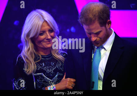 Il Duca di Sussex reagisce accanto al presentatore televisivo Gaby Roslin come egli offre un discorso durante l annuale WellChild premi al Royal Lancaster Hotel di Londra. Foto Stock