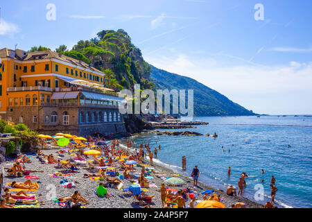 Camogli, Italia - 15 Settembre 2019: Persone in appoggio alla Spiaggia di Camogli su soleggiate giornate estive Foto Stock