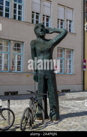 Scultura in legno al di fuori della Urban Music School di Landsberg am Lech , Baviera, Germania. Foto Stock