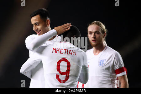 L'Inghilterra del Eddie Nketiah (centro) celebra il punteggio al suo fianco il terzo obiettivo del gioco con il compagno di squadra Dwight McNeill durante UEFA EURO 2021 Sotto-21 Qualifica del gruppo 3 corrisponde a Stadium MK, Milton Keynes. Foto Stock