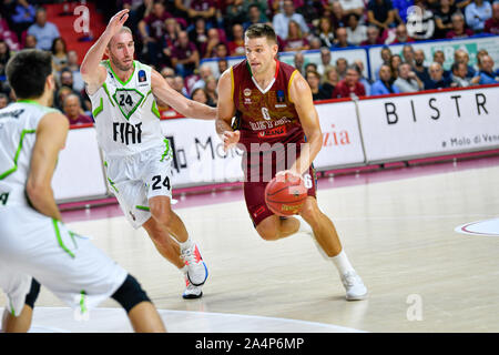 Venezia, Italia. 15 ottobre, 2019. Michael BRAMOS di Umana Reyer Venezia, Italia, durante l umana Reyer Venezia vs Tofas Bursa - Basket campionato EuroCup - Credit: LPS/Alessio Marini/Alamy Live News Foto Stock