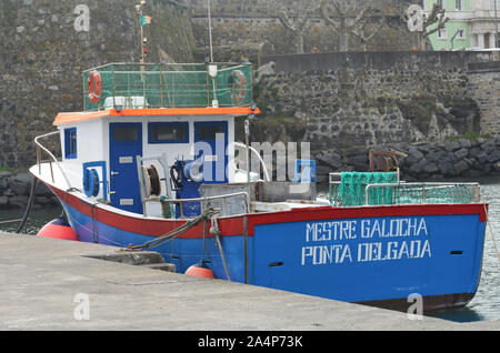 Artigianale di deep-set handline dei pescherecci e degli attrezzi da pesca a Ponta Delgada porto, isole Azzorre (Portogallo) Foto Stock