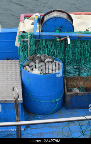 Artigianale di deep-set handline dei pescherecci e degli attrezzi da pesca a Ponta Delgada porto, isole Azzorre (Portogallo) Foto Stock