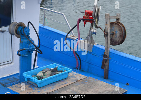 Artigianale di deep-set handline dei pescherecci e degli attrezzi da pesca a Ponta Delgada porto, isole Azzorre (Portogallo) Foto Stock