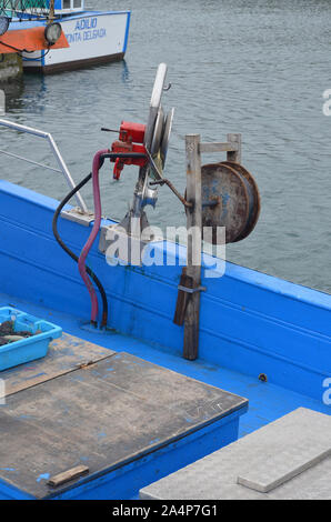 Artigianale di deep-set handline dei pescherecci e degli attrezzi da pesca a Ponta Delgada porto, isole Azzorre (Portogallo) Foto Stock