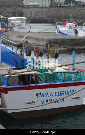 Artigianale di deep-set handline dei pescherecci e degli attrezzi da pesca a Ponta Delgada porto, isole Azzorre (Portogallo) Foto Stock