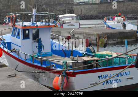 Artigianale di deep-set handline dei pescherecci e degli attrezzi da pesca a Ponta Delgada porto, isole Azzorre (Portogallo) Foto Stock