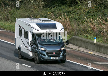 Fiat Ducato motorhome del tempo libero veicolo viaggia sull'autostrada M6 vicino a Preston nel Lancashire, Regno Unito Foto Stock