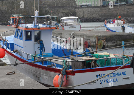 Artigianale di deep-set handline dei pescherecci e degli attrezzi da pesca a Ponta Delgada porto, isole Azzorre (Portogallo) Foto Stock