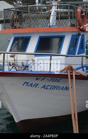 Artigianale di deep-set handline dei pescherecci e degli attrezzi da pesca a Ponta Delgada porto, isole Azzorre (Portogallo) Foto Stock