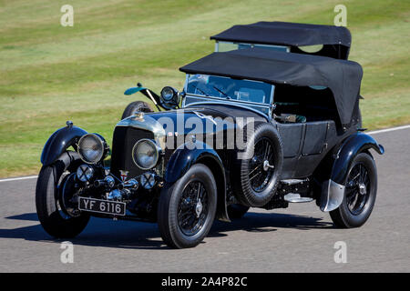 1928 Bentley sei velocità durante il Trofeo Brooklands gara con autista Katarina Kyvalova al 2019 Goodwood, Sussex, Regno Unito. Foto Stock