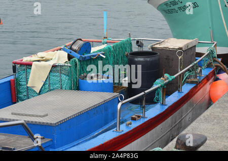 Artigianale di deep-set handline dei pescherecci e degli attrezzi da pesca a Ponta Delgada porto, isole Azzorre (Portogallo) Foto Stock