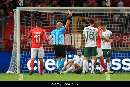 Repubblica di Irlanda Seamus Coleman (a destra) è inviato fuori durante UEFA EURO 2020 qualifiche corrispondano allo Stade de Geneve Ginevra. Foto Stock