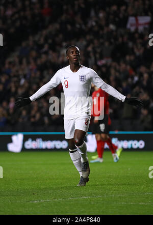 L'Inghilterra del Eddie Nketiah punteggio celebra il suo lato il terzo obiettivo del gioco durante UEFA EURO 2021 Sotto-21 Qualifica del gruppo 3 corrisponde a Stadium MK, Milton Keynes. Foto Stock