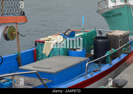 Artigianale di deep-set handline dei pescherecci e degli attrezzi da pesca a Ponta Delgada porto, isole Azzorre (Portogallo) Foto Stock