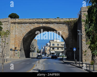 South West gate per la vecchia città di Heraklion, Creta. Chiamato gate di Chania (Chanioporta) o Pantocratore (Onnipotente) gate. Foto Stock