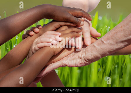 Mani e multirazziale che attraversano alcune generazioni nipote di nonna Foto Stock